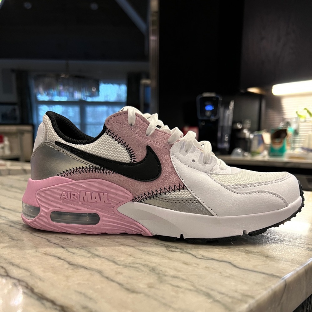 Nike Air Max Women’s 7.5 NEW